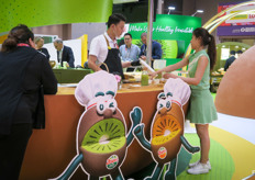 Fresh kiwi tastings at the pavilion of Zespri.
